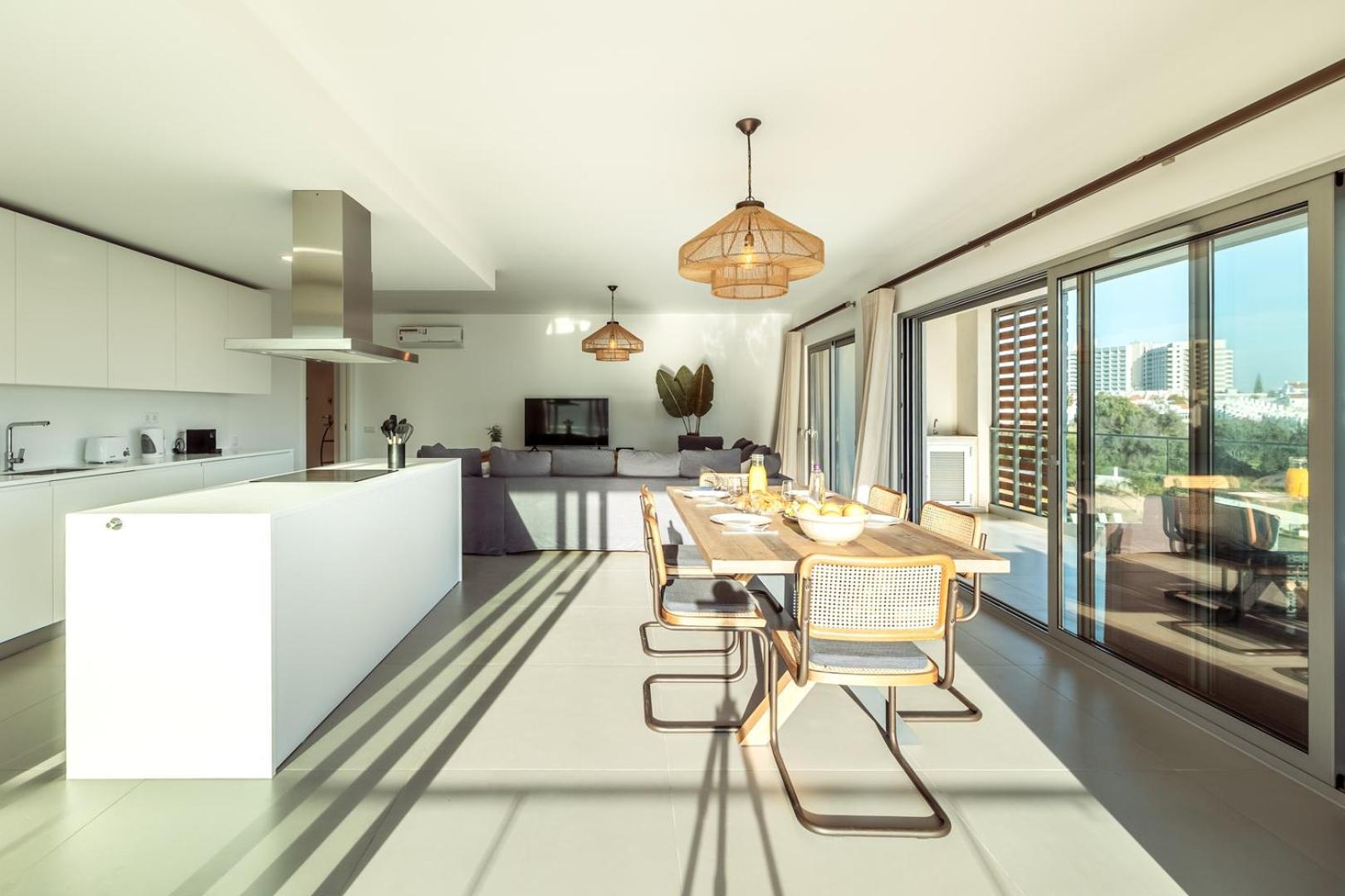 The Escape - Poolside Retreat Apartment *