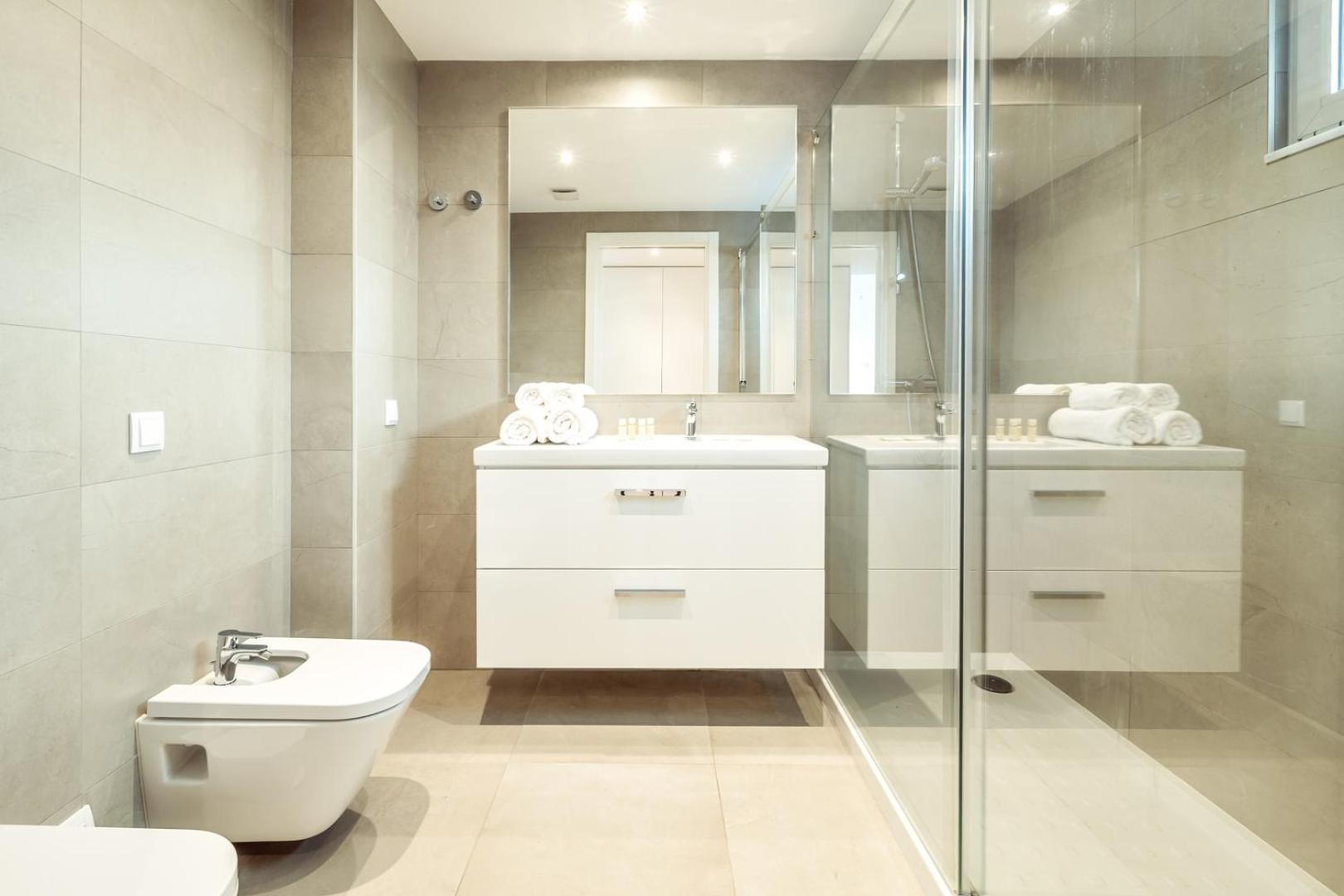The Escape - Poolside Retreat Apartment
