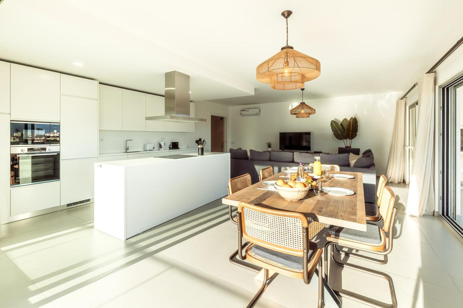 The Escape - Poolside Retreat Apartment *