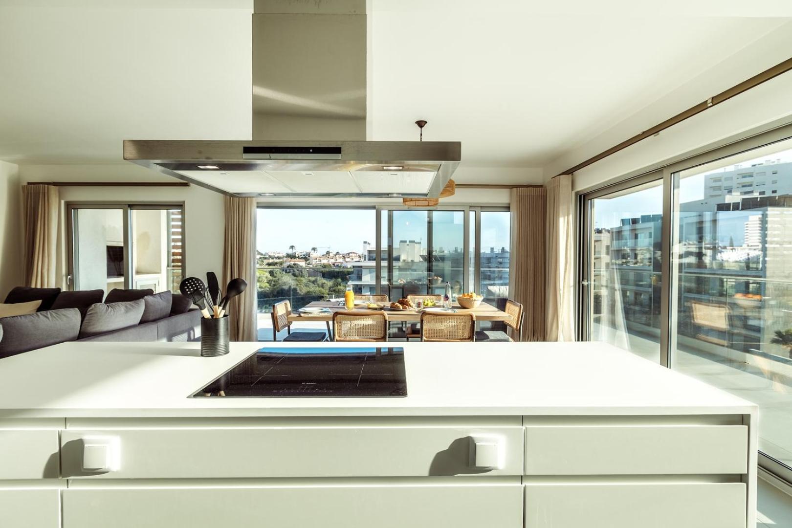 The Escape - Poolside Retreat Apartment