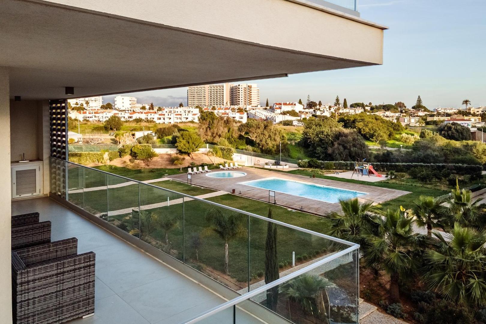 The Escape - Poolside Retreat Apartment