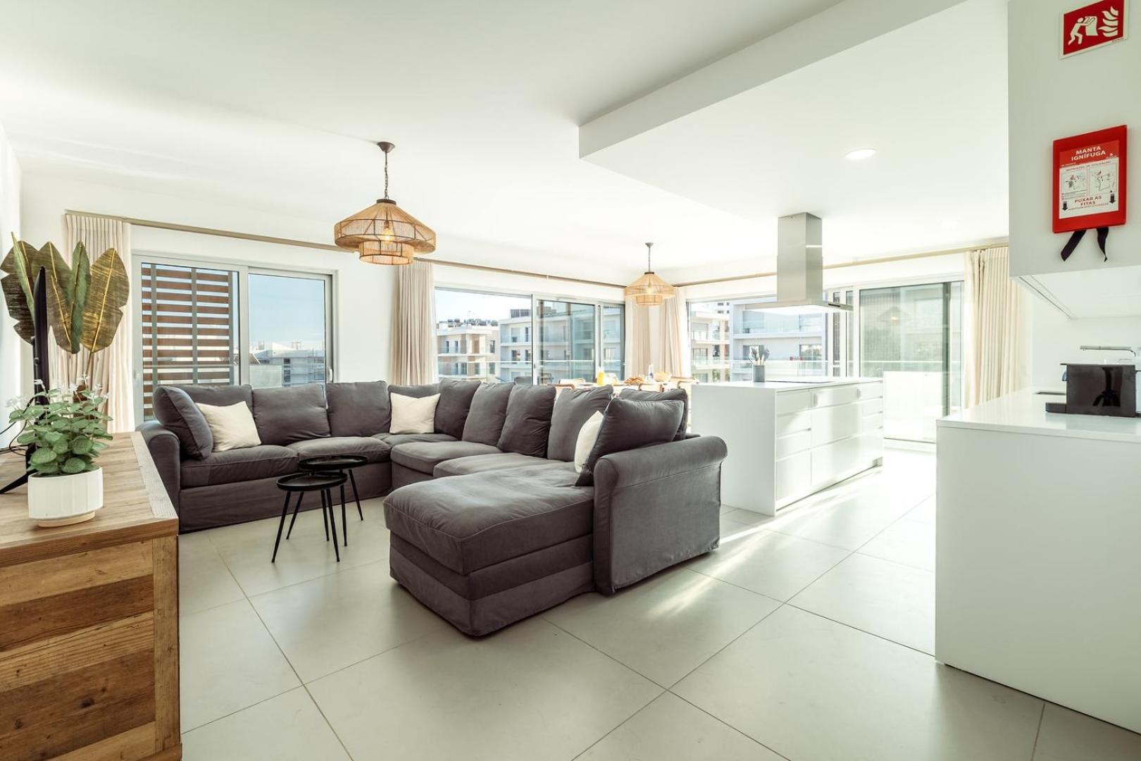 The Escape - Poolside Retreat Apartment